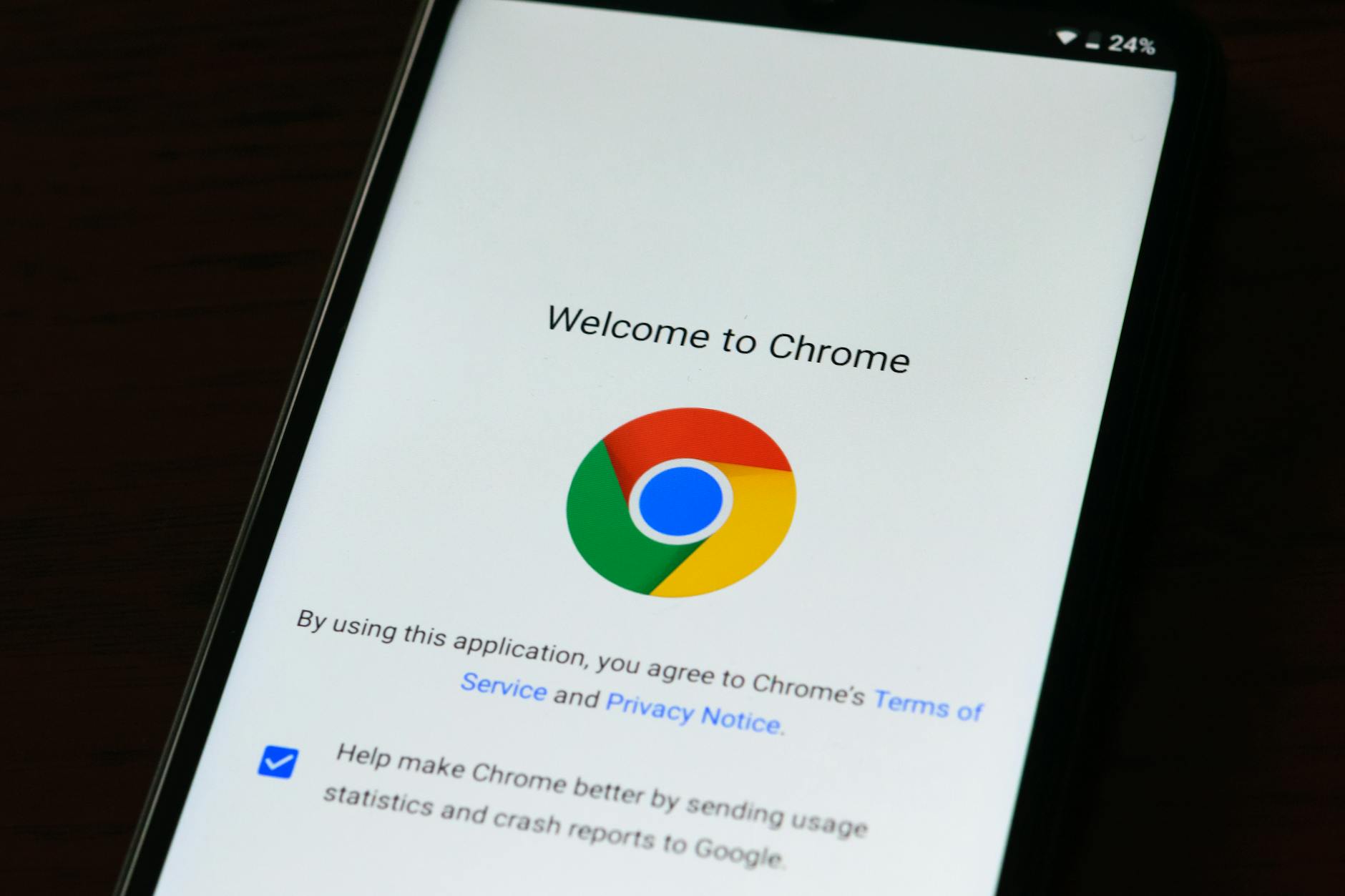 Smartfon z ekranem powitalnym przeglądarki Google Chrome