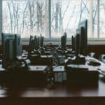 Puste laboratorium komputerowe z kilkoma stanowiskami pracy za dnia