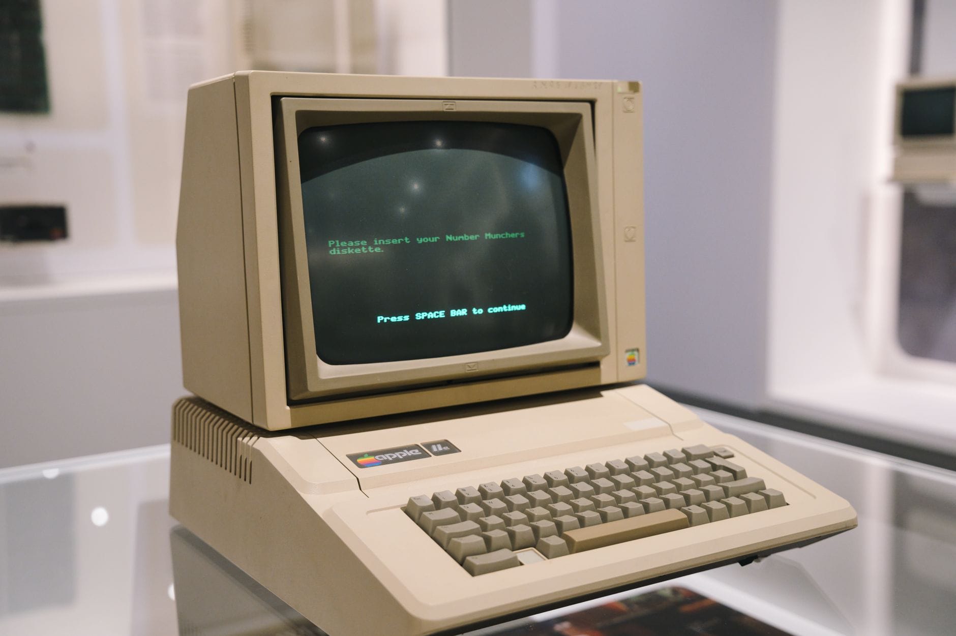 Komputer Apple II w muzeum jako przykład wczesnej historii grafiki komputerowej