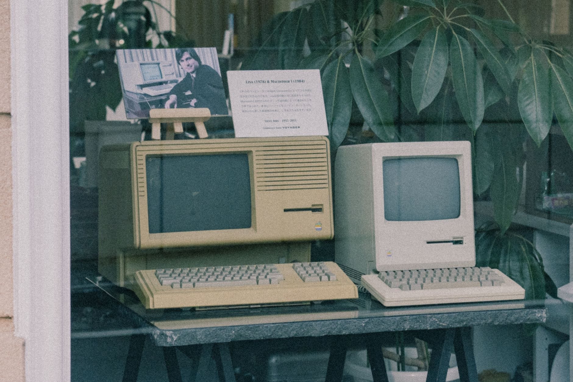 Retro komputery Apple z klawiaturami w witrynie sklepu w Tokio