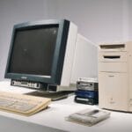 Historia kart graficznych: od prostych akceleratorów 2D do mocy centrów danych AI Retro zestaw komputerowy z monitorem CRT jako symbol historii kart graficznych