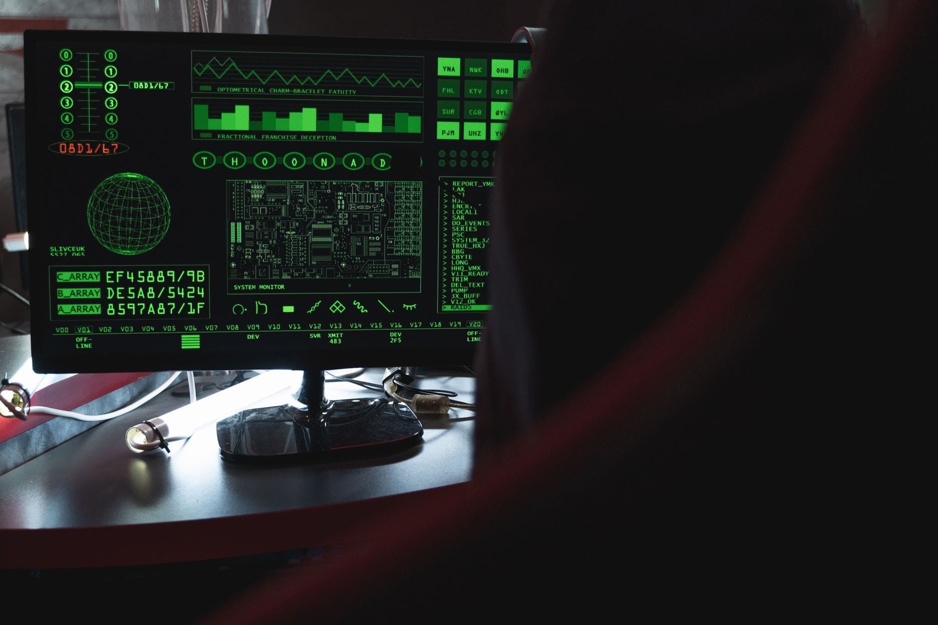 Ataki na inteligentny dom: jak zabezpieczyć IoT, zanim ktoś przejmie twoje urządzenia Monitor z zielonym kodem symbolizujący cyberatak na inteligentny dom