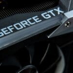 Zbliżenie karty graficznej GeForce GTX z widocznymi podzespołami
