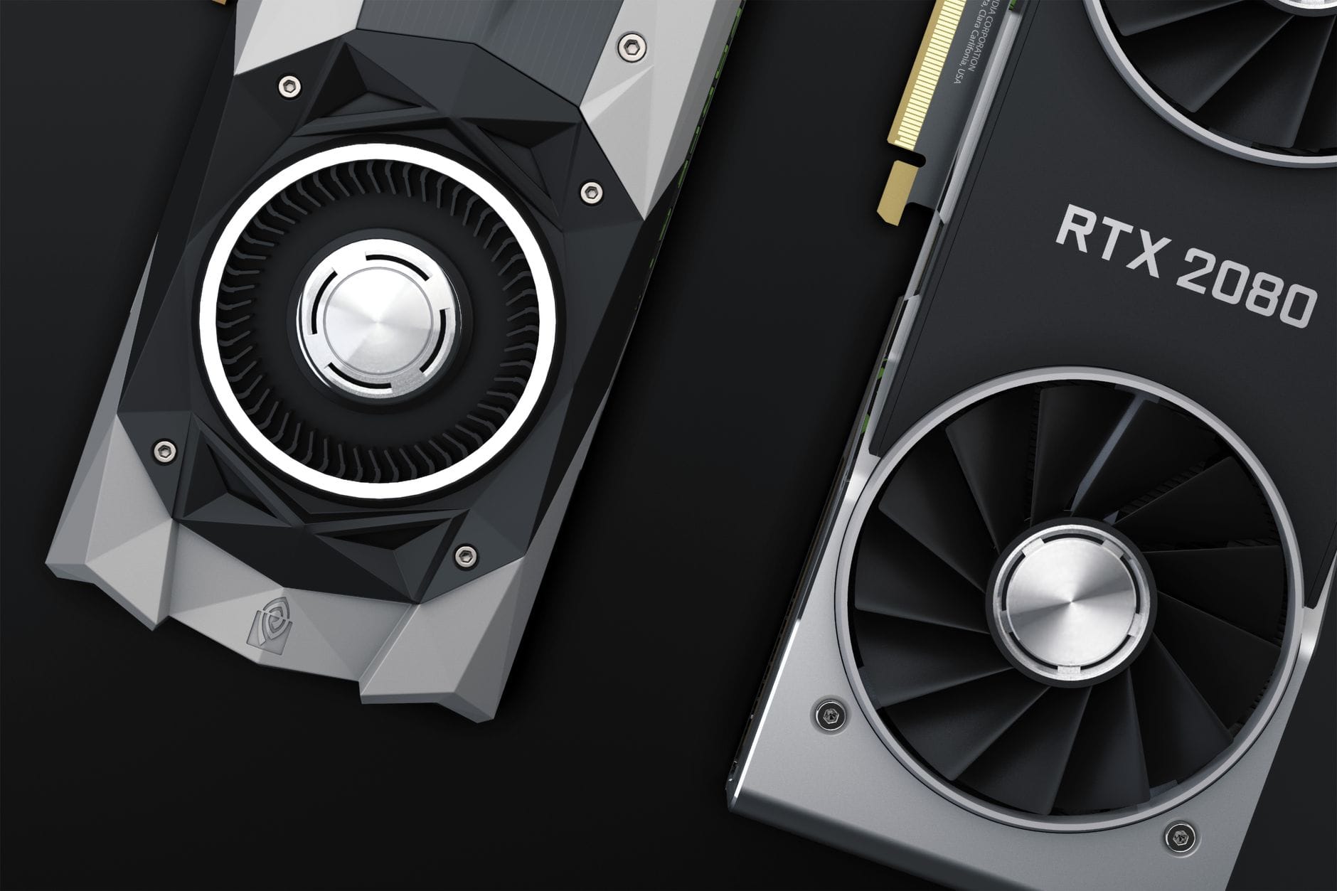 Zbliżenie na dwie karty graficzne RTX 2080 z wentylatorami chłodzenia