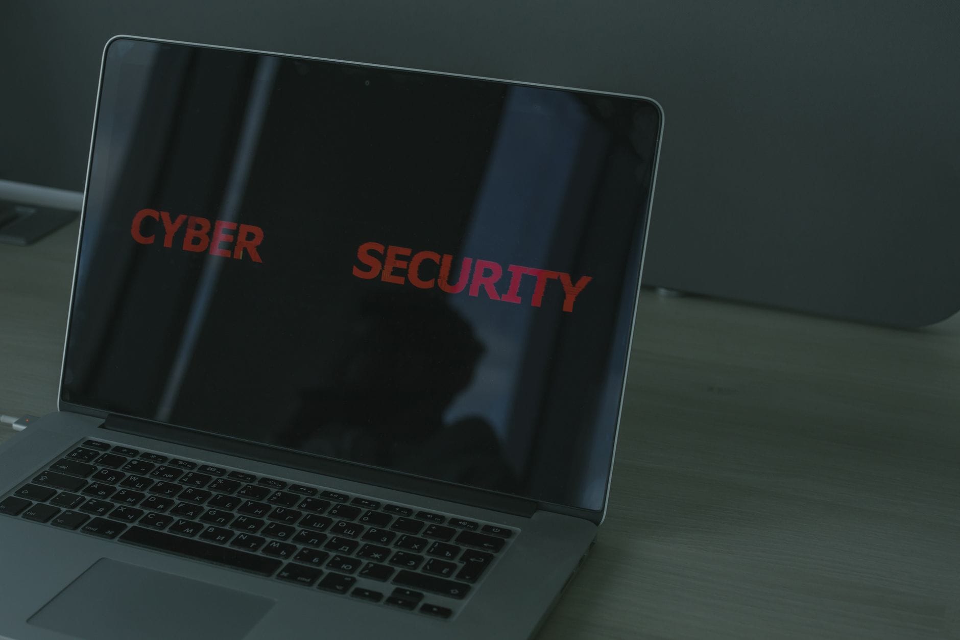Zbliżenie na laptop z napisem o cyberbezpieczeństwie na ekranie