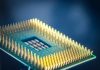 Moore’s Law: co oznacza prawo Moore’a i dlaczego przestało wystarczać? Makrofotografia procesora komputerowego ze złotymi pinami na niebieskim tle