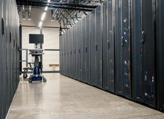 Szyfrowanie postkwantowe (PQC): jak przygotować firmową infrastrukturę IT na algorytmy kwantowe Szafy serwerowe z urządzeniami sieciowymi i okablowaniem w centrum danych