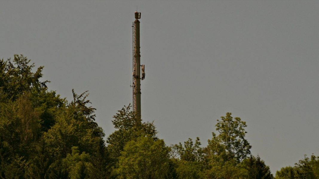 Wieża telekomunikacyjna nad lasem w Kapfenbergu w Austrii Wieża telekomunikacyjna nad lasem w Kapfenbergu w Austrii