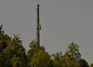 5G na wsi: jak poprawić odbiór internetu mobilnego poza miastem Wieża telekomunikacyjna nad lasem w Kapfenbergu w Austrii
